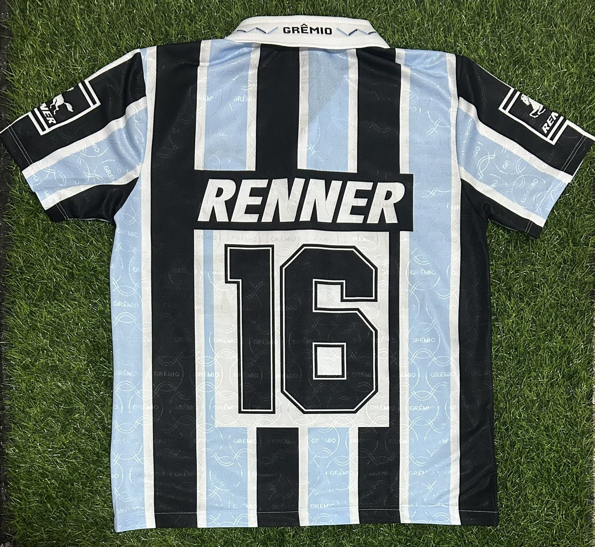 HISTÓRICA E CAMPEÃ! 🏆 

🩵🤍🖤 | Grêmio Retrô 1995 Tricolor Oficial!

Em homenagem ao Bi da Taça Libertadores, a camisa é confeccionada em poliéster, possui o escudo bordado, além do patrocinador e número 16 de Jardel sublimados.

Use o cupom GFBPA10 e garanta a sua em nosso