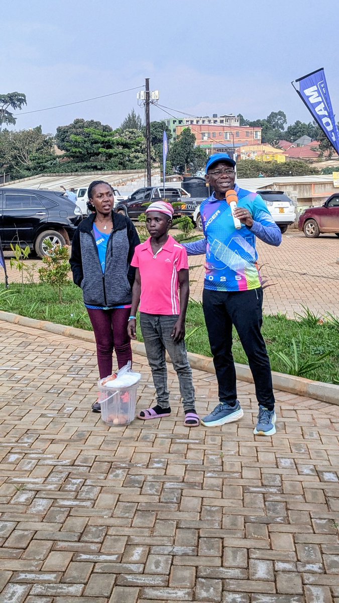 RotaractGayaza's tweet image. A boy selling eggs followed our band to the end. A Rotarian noticed him, learned he was out of school, and our mother club @Rcgayaza adopted him helping him get back to School.

This is Rotaract. Changing lives. Join us! ✨

#ItsTimeToJoinRotaract
#RotaryEyamba 
#CancerRunUg25