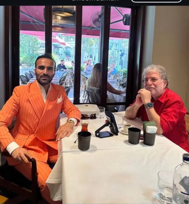 AMPUL TAKIMI
Avukat Duman ve Ahmet Altan.
Bu yaşa kadar bu renk takım elbise hiç görmemiştim.
Görmüş olan var mı?