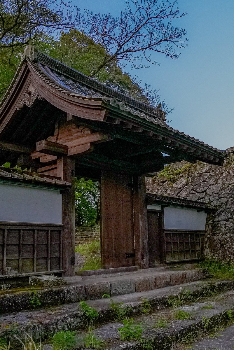 tabi_samurai_'s tweet photo. 「人吉城 門と石垣」

自然なまま、そこに存在している
そんなイメージの城跡

街の雰囲気も同様
好きな城跡です

#hitoyoshicastle #kumamoto #castle
#人吉城 #熊本 #城 https://t.co/W7RW219F7T