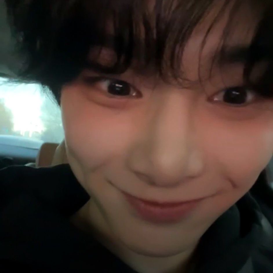 innieyves's tweet photo. can i come over and stare at you like this https://t.co/8grIXnWNli