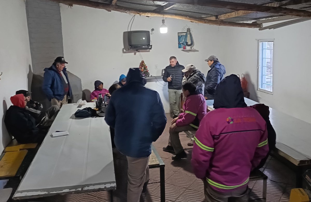 SeccUPCNSL's tweet photo. 💪 Junto al equipo de Interior llevamos adelante una asamblea en la Municipalidad de La Toma

🗣️ Escuchamos a las y los trabajadores sobre las distintas problemáticas y les comentamos acerca de las acciones que estamos llevando adelante como gremio

#UPCNPresente
#ElegiPertenecer https://t.co/RdtNsncMJL