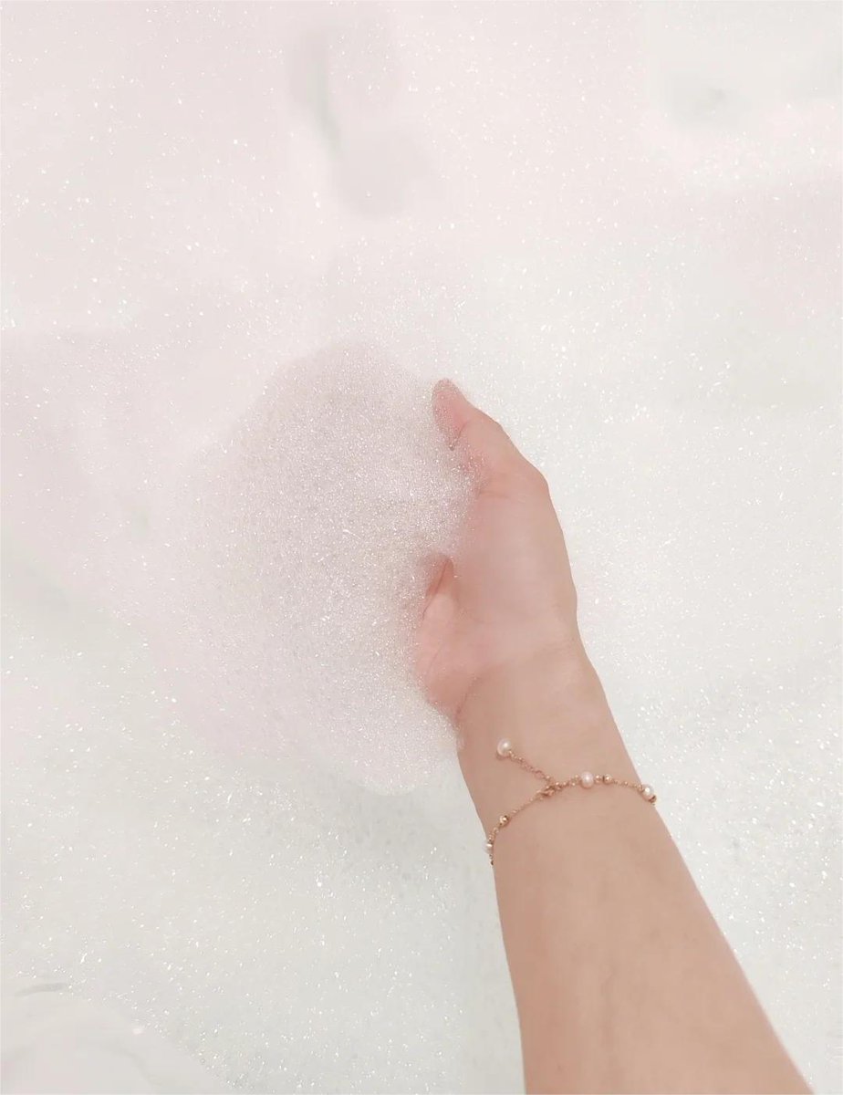 Bubble therapy: the best kind of self-care 🛁💛🌿