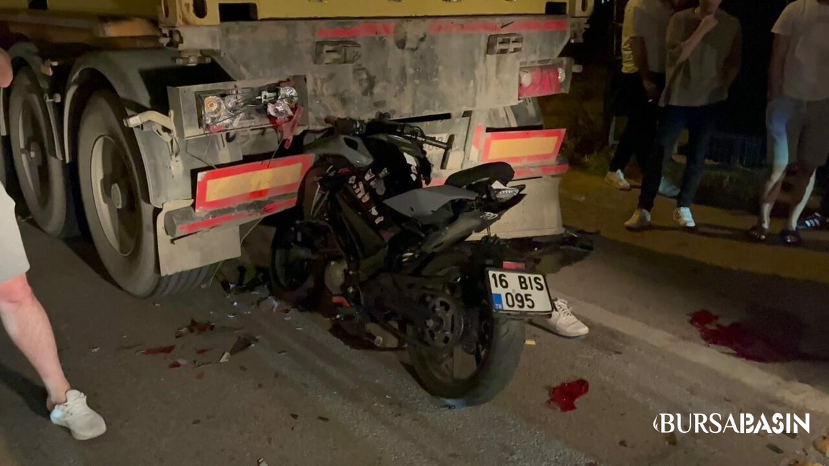 Bursa’da Motosiklet Tıra Saplandı: 1 Ölü 1 Yaralı 
Yıldırım’da kontrolden çıkan motosiklet park halindeki tırın dorsesine çarptı. Kazada 20 yaşındaki sürücü hayatını kaybederken yolcu ağır yaralandı.
bursabasin.com/bursada-motosi…
#Motosiklettırçarpışması