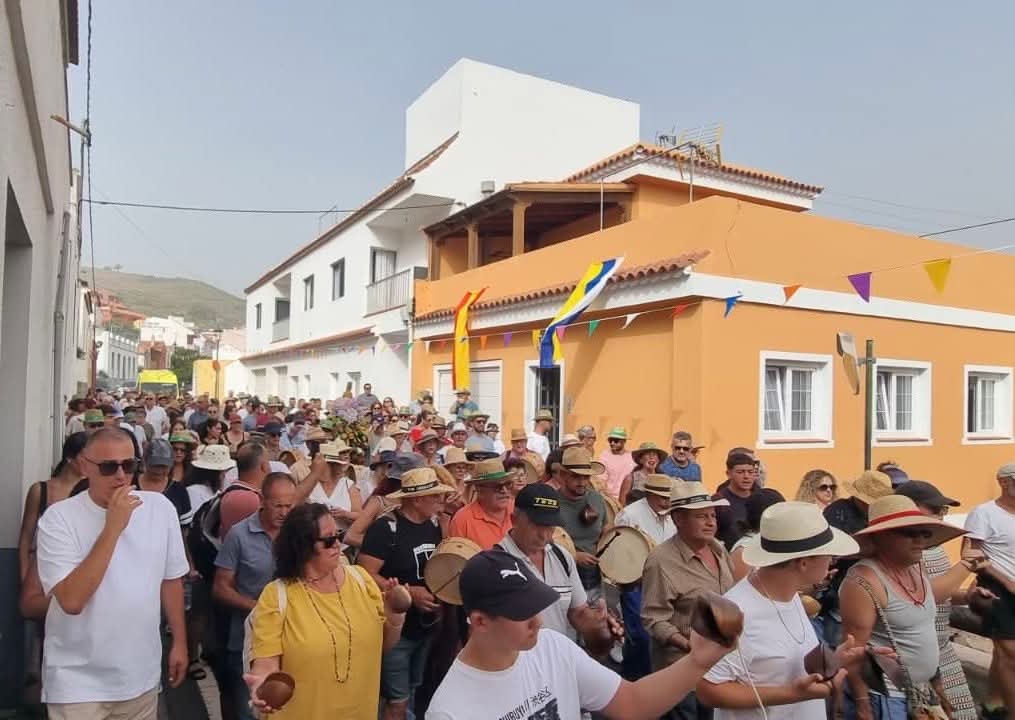 PC_LAGOMERA's tweet photo. Este fin de semana hemos estado en #Arure, junto a #PolicíaLocal de #ValleGranRey, cubriendo la tradicional procesión del Ramo y San Salvador. https://t.co/SWsvXGKllp