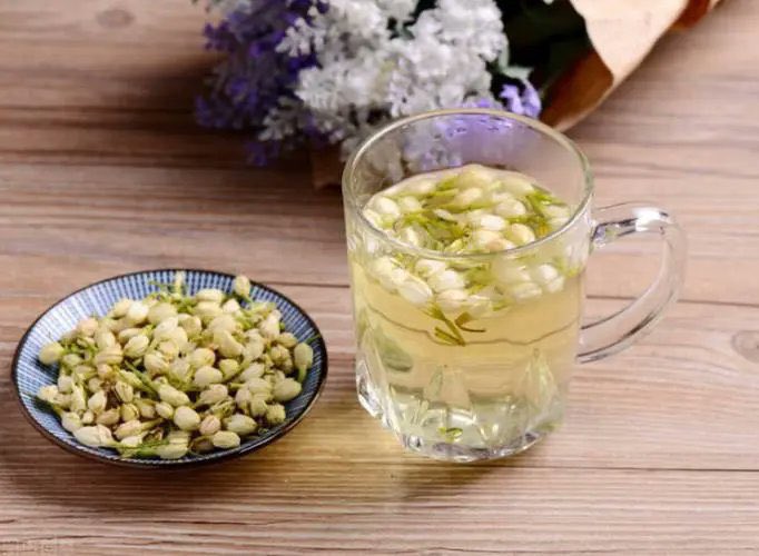 xiaojuncnjp's tweet photo. ストレスの多い方
ジャスミン茶を飲みましょう！

中医学では
ストレスが多いと肝気の巡りが乱れ、
自律神経失調につながる。

ジャスミン茶は肝気の巡りを良くして
自律神経を整え、イライラを鎮め、
気持ちを穏やかにしてくれる。

ストレスが多く自律神経失調の方、
香りを嗅ぎながら飲みましょう！ https://t.co/lt2R8iLIWo