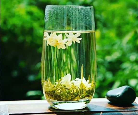 xiaojuncnjp's tweet photo. ストレスの多い方
ジャスミン茶を飲みましょう！

中医学では
ストレスが多いと肝気の巡りが乱れ、
自律神経失調につながる。

ジャスミン茶は肝気の巡りを良くして
自律神経を整え、イライラを鎮め、
気持ちを穏やかにしてくれる。

ストレスが多く自律神経失調の方、
香りを嗅ぎながら飲みましょう！ https://t.co/lt2R8iLIWo