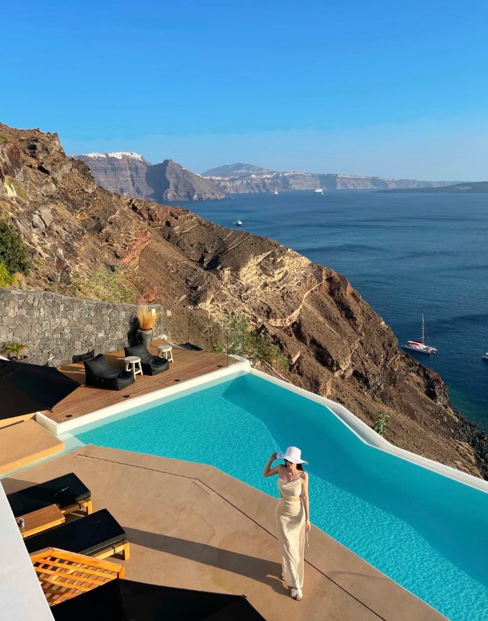 Daisy_nganht's tweet photo. Summer in Santorini has it all https://t.co/w3jZeYgwX2