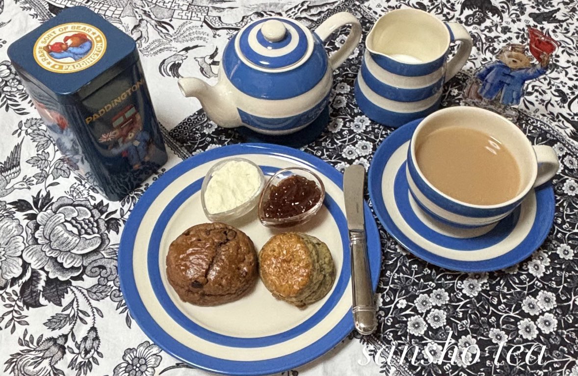 sanshotea's tweet photo. Dear Aunt Lucy
London Breakfast Tea /
paddington Bear
次は黄色のコーニッシュと考えてたけど赤欲しい欲😆
朝食は、Farrer'sさんのレモンとアールグレイ、デーツとチョコレートのスコーン🍀
冷凍庫から出てきた😱💦
チョコスコーンは、割るの失敗したけどクロテだけで美味しい🥰
#Farrers
#茶好連 https://t.co/9ZYbtcsrFX
