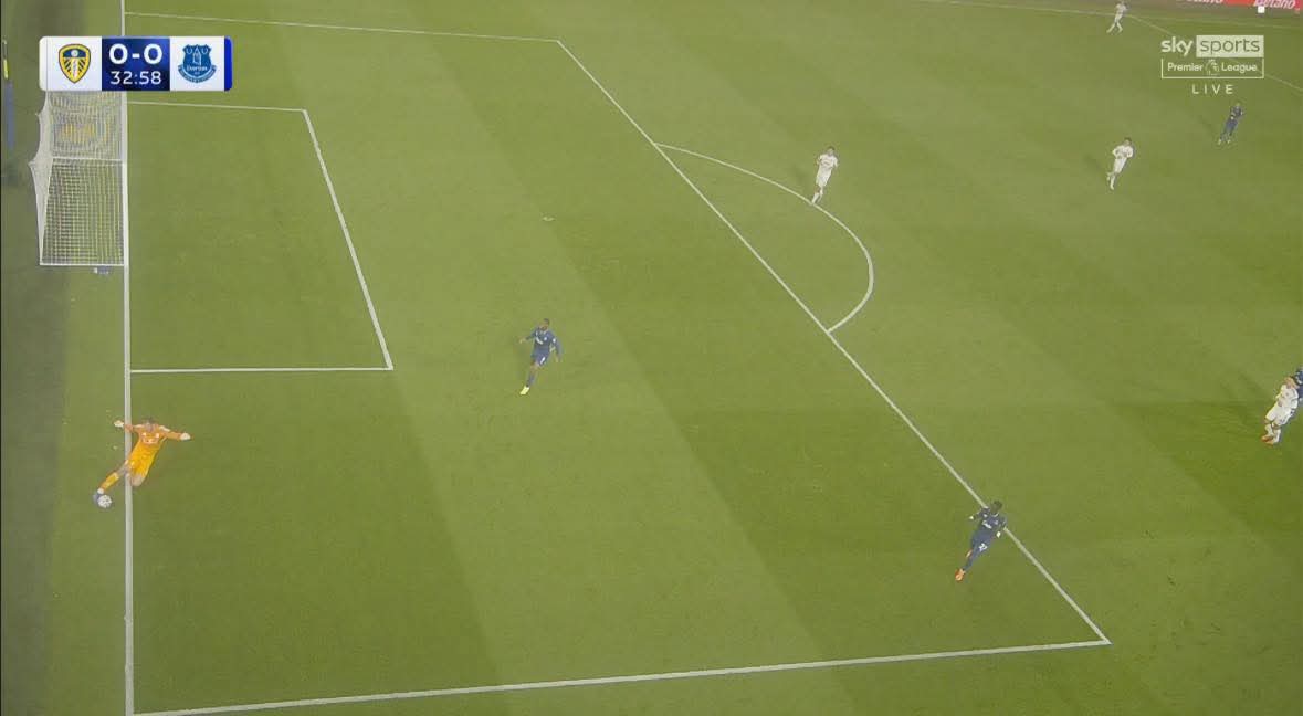 Tarbee76's tweet photo. @premierleague @LUFC @FA_PGMOL was never a pen but wasn't even the worst decision of the game. Best case scenario your shit at your job,worst case you're bent as fuck. Songs suggest the latter https://t.co/oOsmKKso36