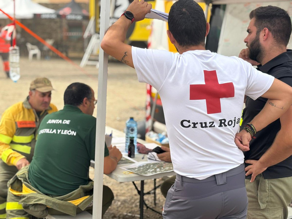 CruzRojaEX's tweet photo. Bomberos Forestales y Urbanos, agentes de la guardia civil, miembros de protección civil o militares. Cada día desde @CRE_Emergencias distribuimos cientos de picnic, litros de agua, bebida isotónica, cafe o refrescos entre quienes se han enfrentado estos días al fuego #IFJarilla https://t.co/fke2BVdHno