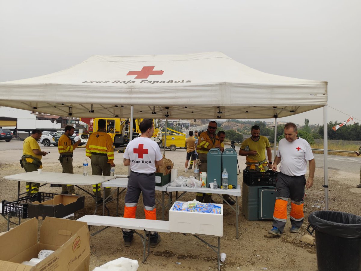CruzRojaEX's tweet photo. Bomberos Forestales y Urbanos, agentes de la guardia civil, miembros de protección civil o militares. Cada día desde @CRE_Emergencias distribuimos cientos de picnic, litros de agua, bebida isotónica, cafe o refrescos entre quienes se han enfrentado estos días al fuego #IFJarilla https://t.co/fke2BVdHno