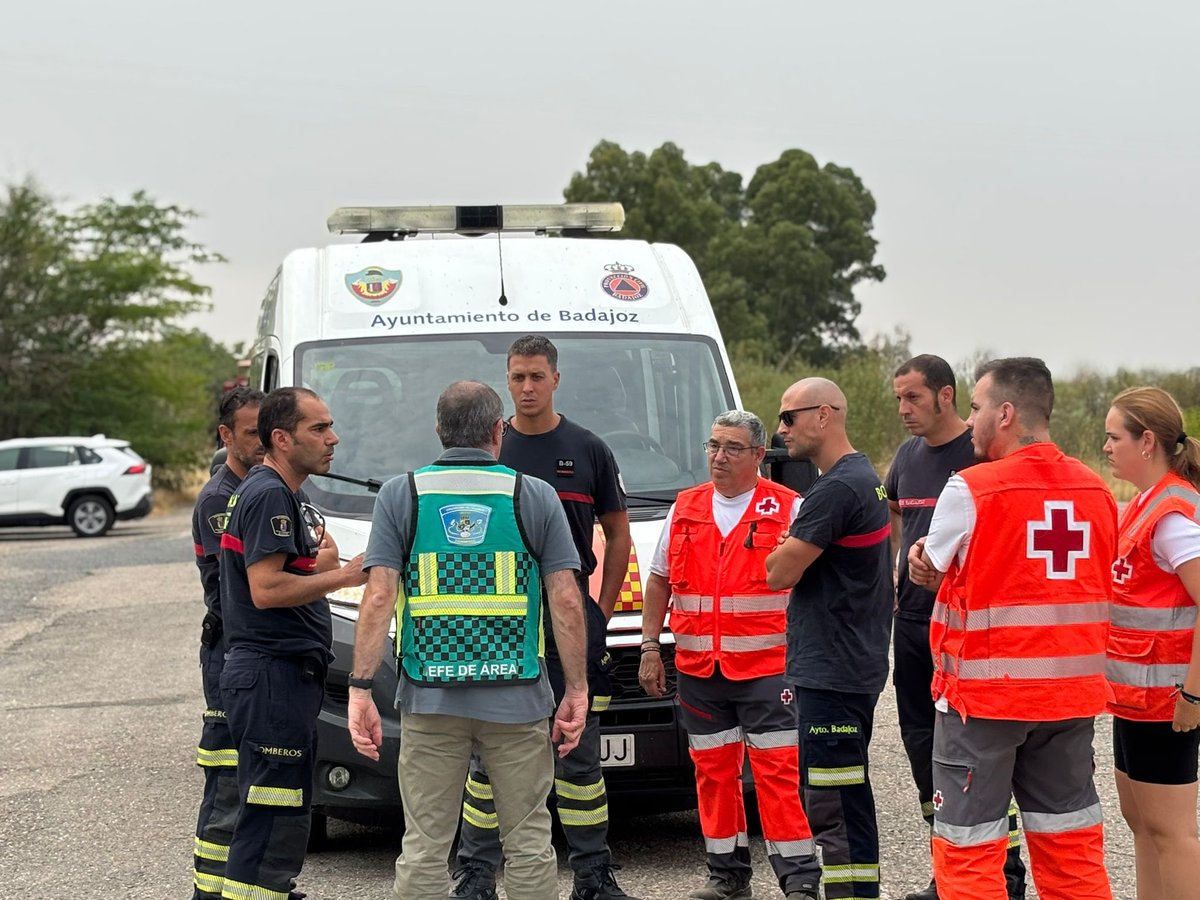 Bomberos Forestales y Urbanos, agentes de la guardia civil, miembros de protección civil o militares. Cada día desde <a href="/CRE_Emergencias/">Cruz Roja Emergencias</a> distribuimos cientos de picnic, litros de agua, bebida isotónica, cafe o refrescos entre quienes se han enfrentado estos días al fuego #IFJarilla