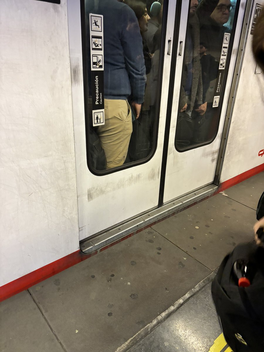 cnanca's tweet photo. @metrodesantiago estación el golf, 20 minutos sin poder subir 
Es terrible todos los días lo mismo y jamás envían un carro vació…
Que poco les importa la salud mental de los usuarios… https://t.co/VS1an71OOv