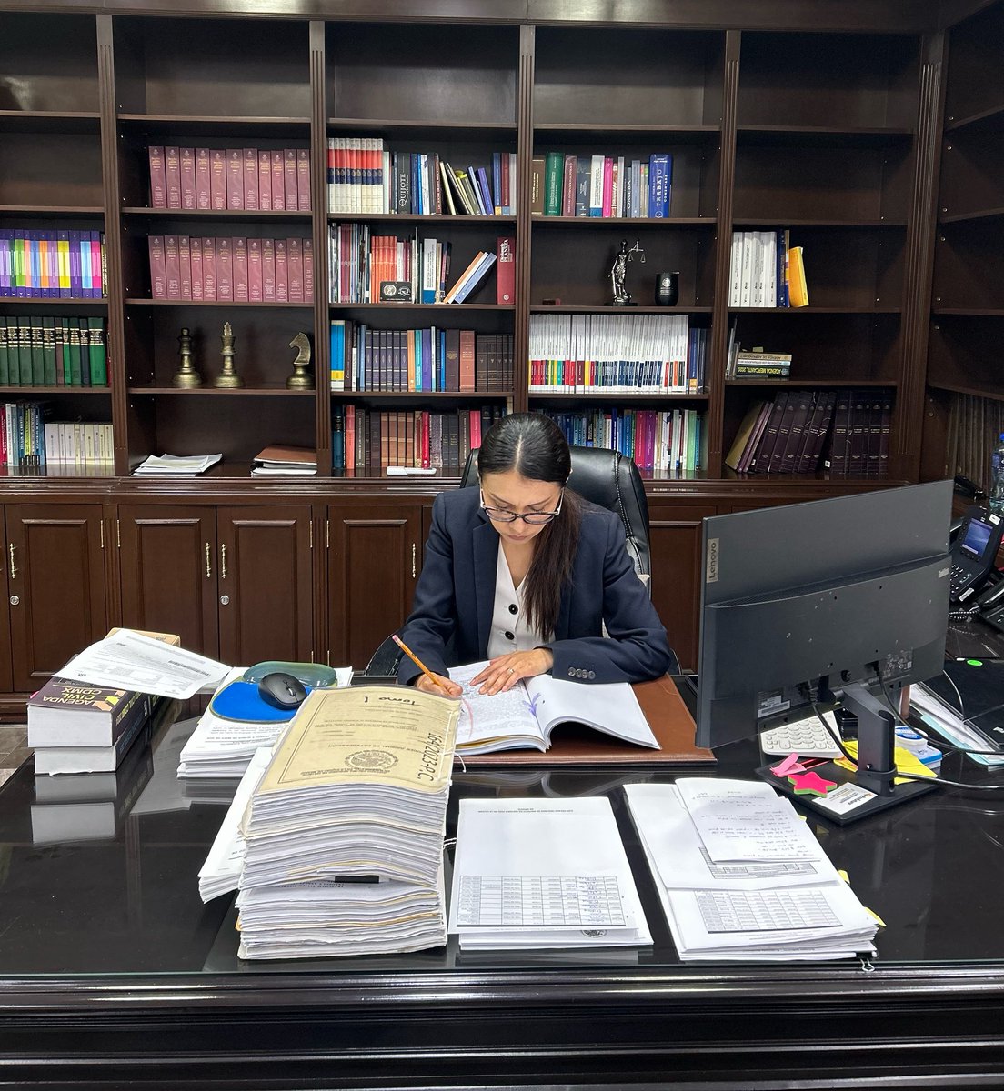 👩🏻‍⚖️La labor jurisdiccional implica la planeación estratégica de actividades, para cumplir con distintos objetivos.

El día de hoy, establecí actividades, plazos y lineamientos para concluir de manera ordenada y profesional mi gestión como Jueza de Distrito. ✨