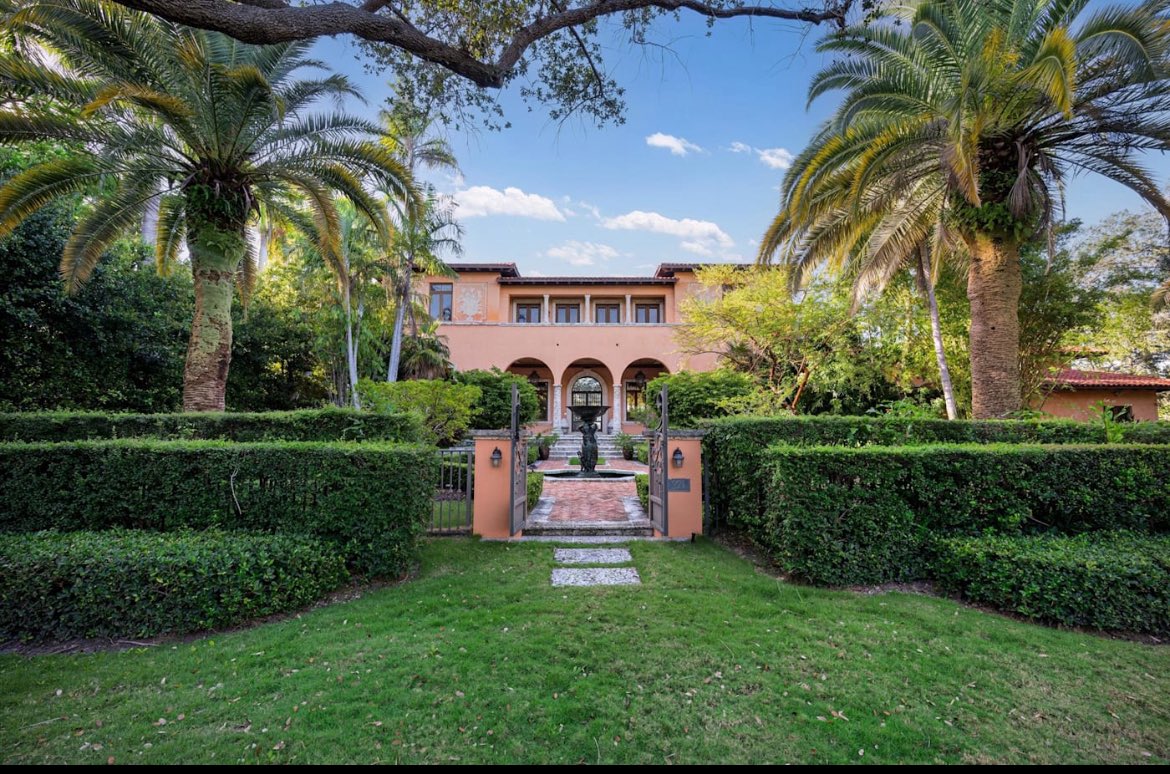 Scott_L_Porter's tweet photo. New listing in Gables Estates FL 

Classic Mediterranean or Neutral White? 

$27,500,000 
- 11,500 sqft 
- 8 beds 
- 10 (2) baths 
- private gated community 
- 388’ water frontage with only one neighbor https://t.co/UiN3rOkZ2c