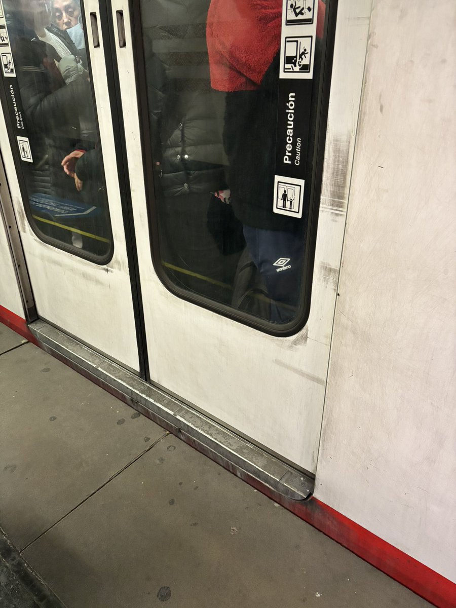 cnanca's tweet photo. Otro tren más sin poder subir https://t.co/m9Q2zKFZ2t