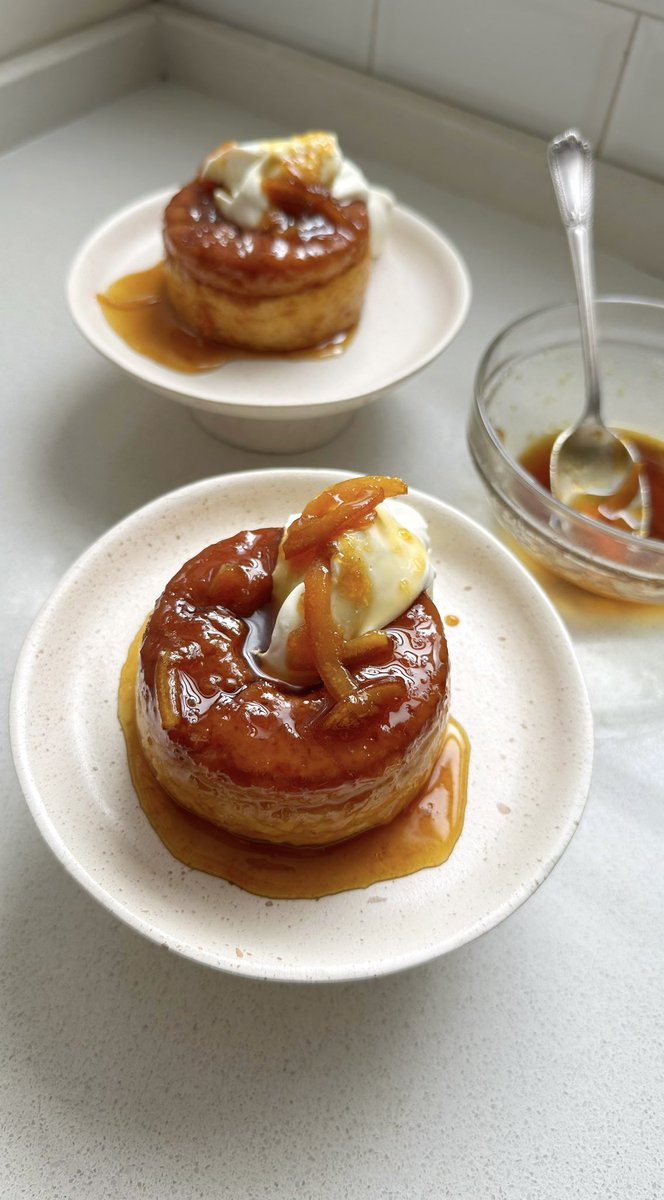 PedroLambertini's tweet photo. Flan de naranja

Para un molde savarín tradicional o, como en este caso, seis flanes individuales altos.

6 huevos
2 yemas
200 g de azúcar
500 ml de jugo de naranja (sí, de jugo)
8 vainillas (bizcochos de vainilla, savoiardi o soletillas)

En un bowl, batir los huevos y las yemas con el azúcar apenas lo suficiente para romper el ligue.
Agregar el jugo de naranja y los bizcochos deshechos.
Volcar en el molde previamente acaramelado y cocinar a 160 °C durante 1 hora y 15 minutos a 1 hora y 30, según el formato.

#lambertips

La cantidad de azúcar depende del jugo: no es igual la naranja de abril que la de agosto. Si el jugo resulta muy ácido, suban un poco la proporción.

La textura está a mitad de camino entre el flan y la tarantella. Como no lleva leche y se elabora únicamente con jugo, resulta muy fresco.

El principio de este flan recuerda a la torta imposible: los bizcochos flotan, el ligue queda abajo y al desmoldar se invierte el orden, quedando un postre en dos texturas. La dificultad está en que las vainillas cuajan primero y no dejan ver si el ligue, que está oculto debajo, ya cuajó. Es decir, no “tiembla” como un flan común. Atención con esto: pueden sacarlo antes de tiempo y que en el fondo siga crudo. Por las dudas, no lo cocinen menos de una hora y cuarto, y comprueben con un palillo. Si sale limpio, está listo. Marta lo sirvió en un Savarin bajo y amplio, que siempre es más seguro que desmoldar en uno demasiado alto.

Como tenía mermelada de naranja casera, aproveché el caramelo que quedó en la olla, lo levanté con ella y un par de cucharadas de agua, y lo usé para salsear al final. Esto es optativo.
Si tienen Cointreau o Grand Marnier, perfumen la crema con una tapita.