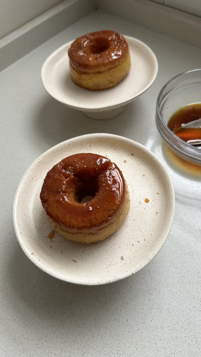 PedroLambertini's tweet photo. Flan de naranja

Para un molde savarín tradicional o, como en este caso, seis flanes individuales altos.

6 huevos
2 yemas
200 g de azúcar
500 ml de jugo de naranja (sí, de jugo)
8 vainillas (bizcochos de vainilla, savoiardi o soletillas)

En un bowl, batir los huevos y las yemas con el azúcar apenas lo suficiente para romper el ligue.
Agregar el jugo de naranja y los bizcochos deshechos.
Volcar en el molde previamente acaramelado y cocinar a 160 °C durante 1 hora y 15 minutos a 1 hora y 30, según el formato.

#lambertips

La cantidad de azúcar depende del jugo: no es igual la naranja de abril que la de agosto. Si el jugo resulta muy ácido, suban un poco la proporción.

La textura está a mitad de camino entre el flan y la tarantella. Como no lleva leche y se elabora únicamente con jugo, resulta muy fresco.

El principio de este flan recuerda a la torta imposible: los bizcochos flotan, el ligue queda abajo y al desmoldar se invierte el orden, quedando un postre en dos texturas. La dificultad está en que las vainillas cuajan primero y no dejan ver si el ligue, que está oculto debajo, ya cuajó. Es decir, no “tiembla” como un flan común. Atención con esto: pueden sacarlo antes de tiempo y que en el fondo siga crudo. Por las dudas, no lo cocinen menos de una hora y cuarto, y comprueben con un palillo. Si sale limpio, está listo. Marta lo sirvió en un Savarin bajo y amplio, que siempre es más seguro que desmoldar en uno demasiado alto.

Como tenía mermelada de naranja casera, aproveché el caramelo que quedó en la olla, lo levanté con ella y un par de cucharadas de agua, y lo usé para salsear al final. Esto es optativo.
Si tienen Cointreau o Grand Marnier, perfumen la crema con una tapita.