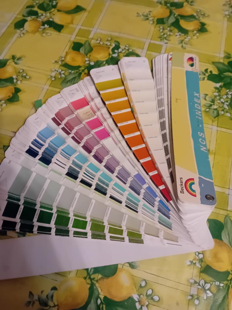 Так, коллеги. Задача следующая. Надо подобрать цвет рамки для картины. Я предлагаю розовый.
Золотой, белый и чёрный- не прокатили.
Как поступим?