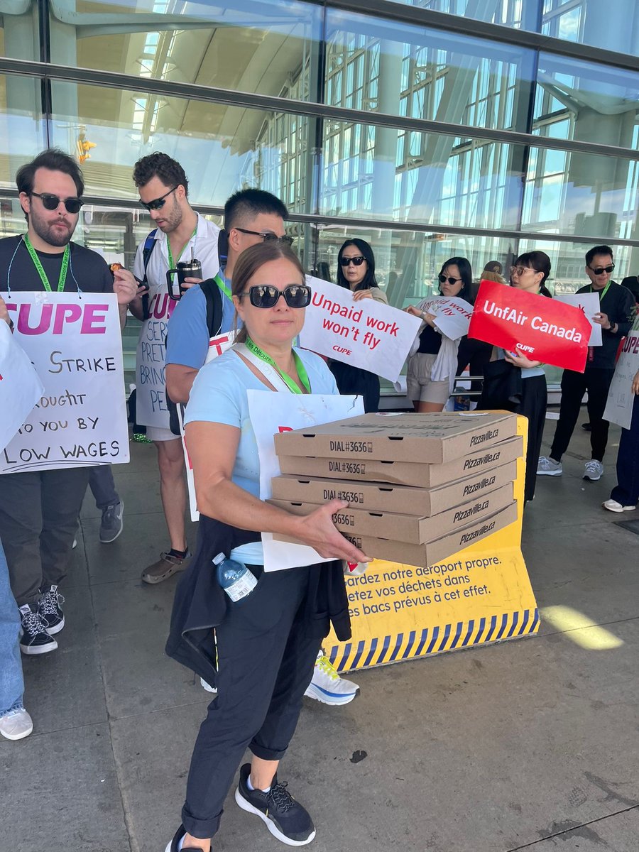 <a href="/CATCA5454/">CATCA</a>  stands in support of the striking <a href="/AirCanada/">Air Canada</a>  Canada flight attendants today at YYZ
#flightattendants #YYZ #AirCanada #CATCA #insolidarity
______________________
La CATCA soutient aujourd'hui les agents de bord d'Air Canada en grève à YYZ
#agentsdebord #YYZ #AirCanada