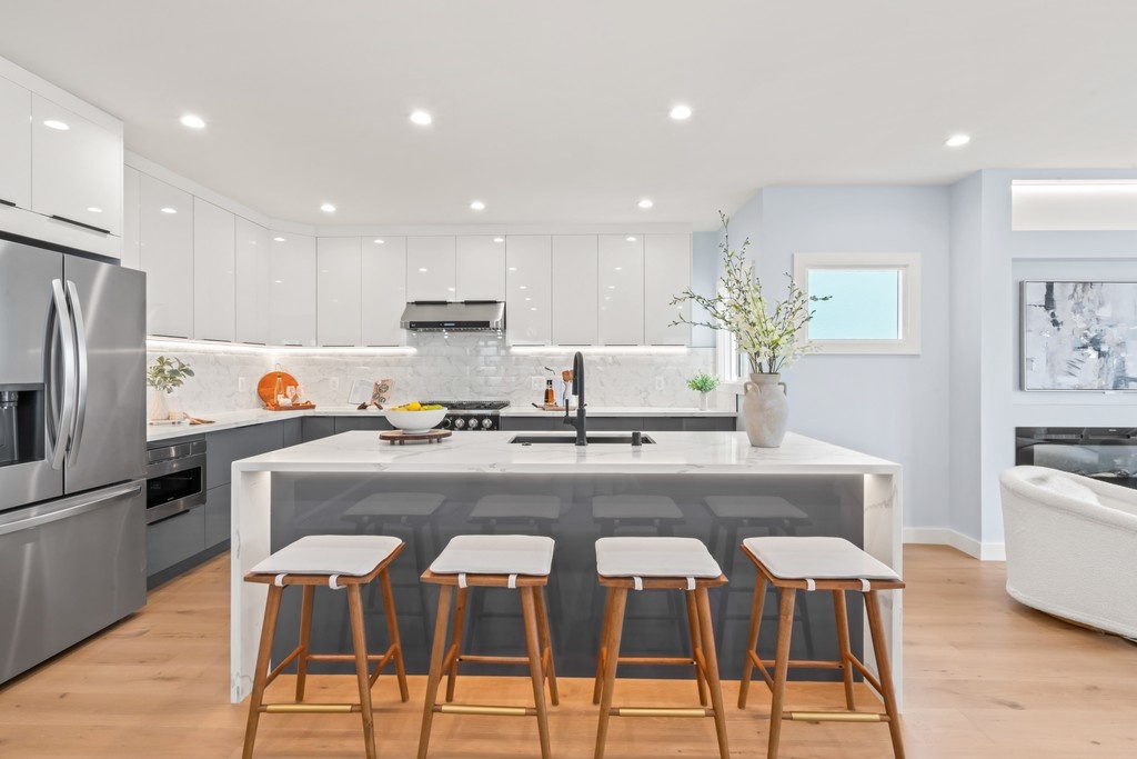 CorcoranIcon's tweet photo. Sunlight fills every corner of this beautifully updated Crocker Amazon home. With five bedrooms and three baths, there’s space for family, friends, and everything in between. https://t.co/Uu24l23JCE https://t.co/92FqqMM6Si