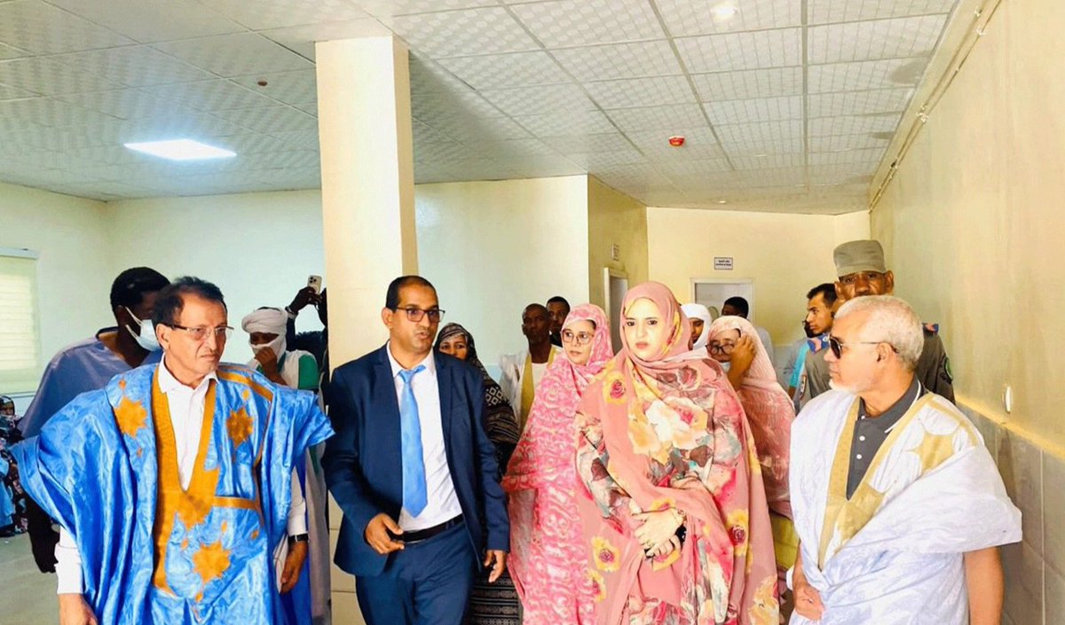 في إطار عطلتها السنوية #بولاية_آدرار خصّت وزيرة العمل الاجتماعي صفية بنت انتهاه المستشفى الجهوي في أطار بزيارة ميدانية لوحدة مرضى الكلى. 
الوزيرة اطلعت على ظروف المرضى عن قرب وناقشت مع الطاقم الطبي طبيعة الخدمات المقدمة إلى جانب الاستماع إلى آراء وملاحظات المرضى ومرافقيهم.