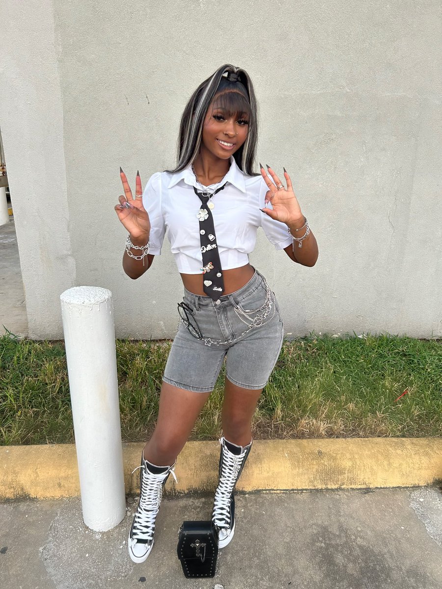 Niyahbabiiiho's tweet image. Last first day of school 📚 #26 #schoolgirl