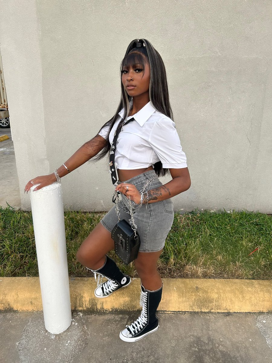 Niyahbabiiiho's tweet image. Last first day of school 📚 #26 #schoolgirl