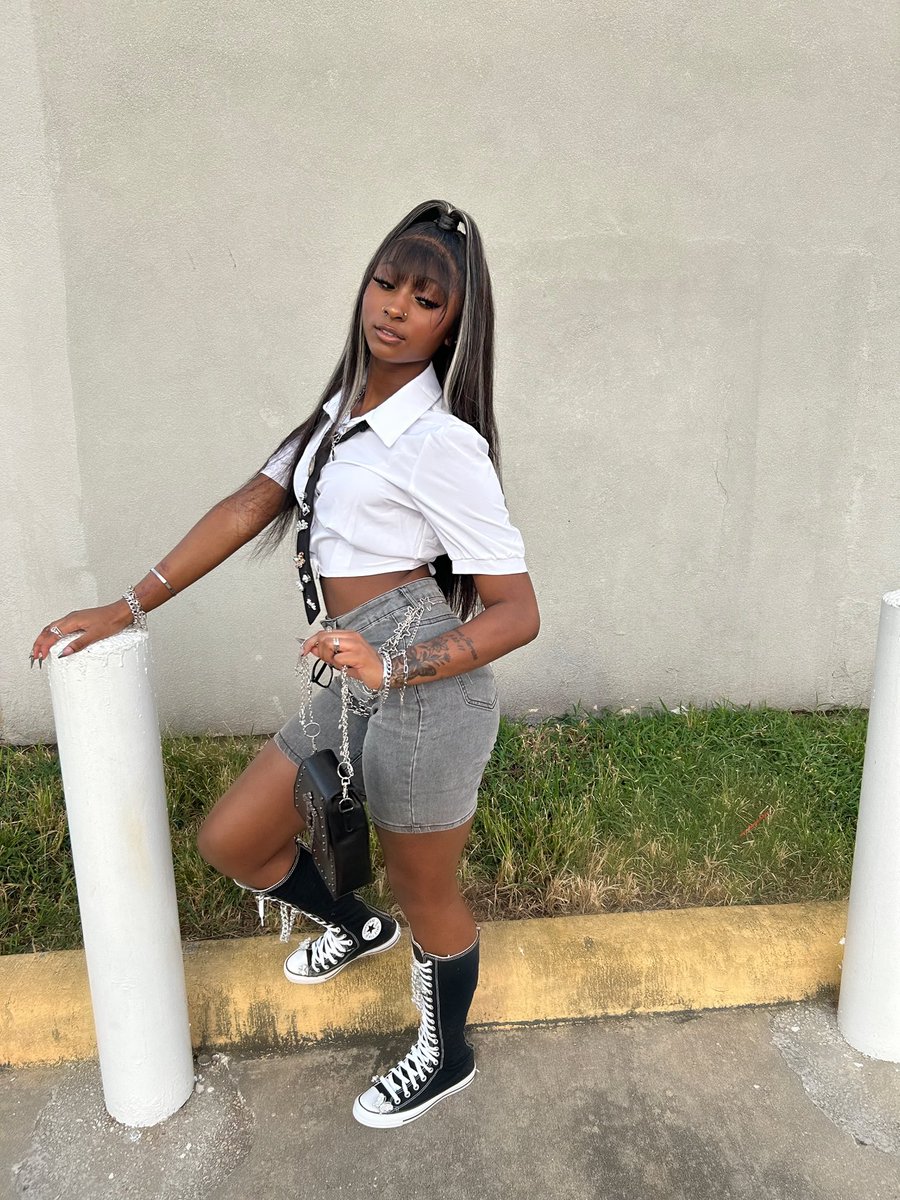 Niyahbabiiiho's tweet image. Last first day of school 📚 #26 #schoolgirl