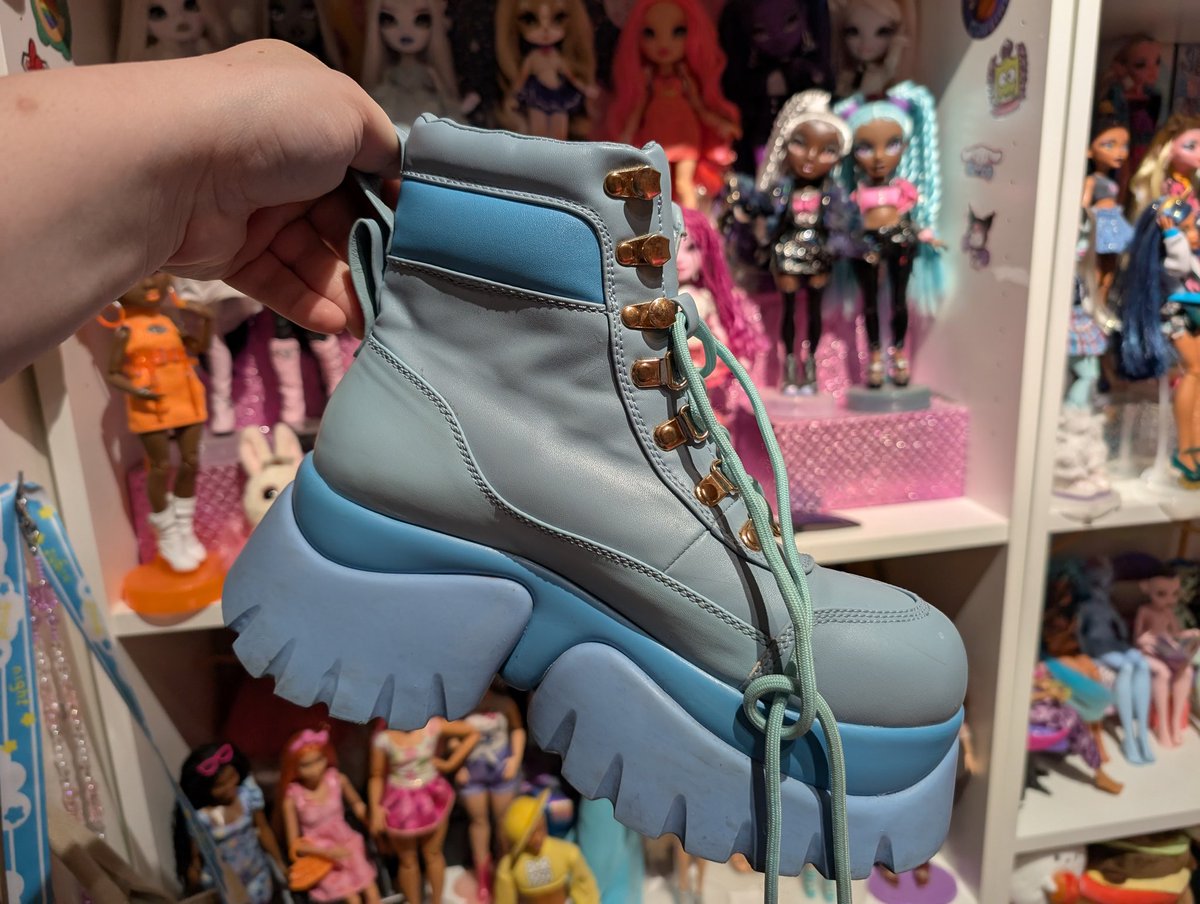 Nullpamine's tweet image. Today was a great day ☺️❤️ Two new children.
And the highlight are these Melanie Martinez x Koi Collab shoes I got for only 5€!!!! Hello!?!?!? And they don't have any Mel branding either 😈