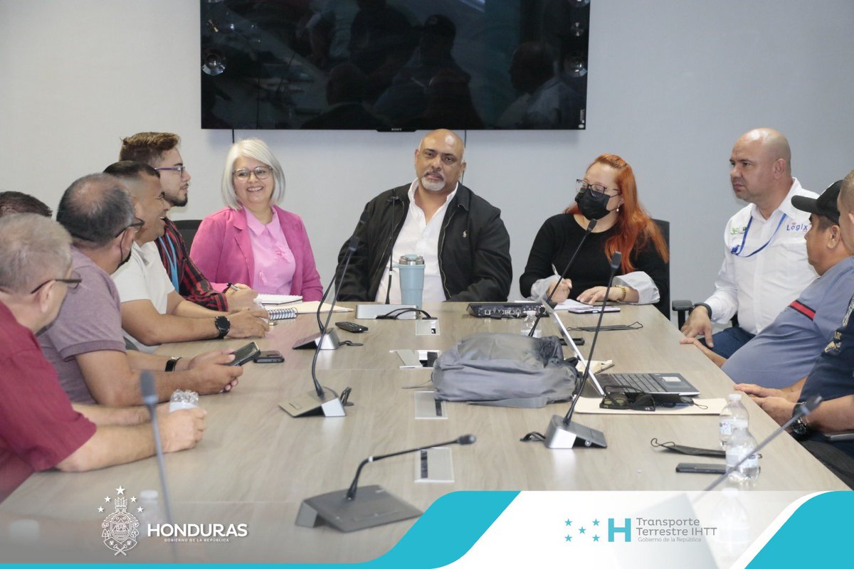 El comisionado presidente del #IHTT, <a href="/Rafabarahona1/">Rafael Barahona</a>, junto a la directora ejecutiva Patricia Sabillón, sostuvo una importante reunión con los concesionarios del transporte urbano de Santa Bárbara 🚍 y representantes de una empresa privada de servicios GPS.