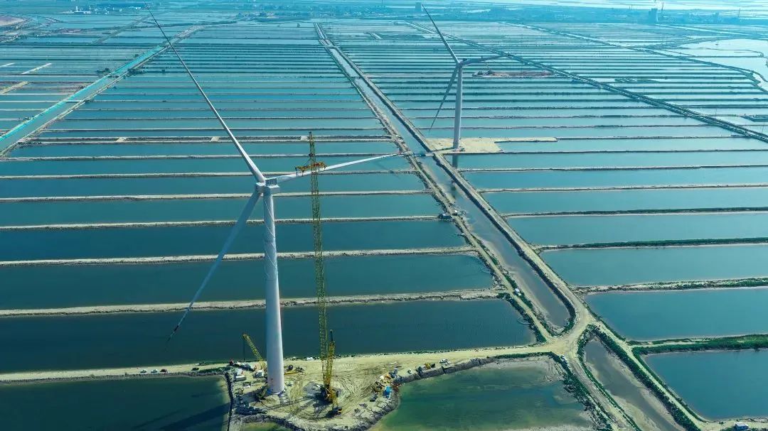 Recently,  🌊💨 the 12MW offshore doubly-fed wind turbine developed by #CRRC Zhuzhou Institute was successfully installed. The unit combines a highly efficient doubly-fed converter, intelligent control strategies, and advanced aerodynamic design to improve the overall performance