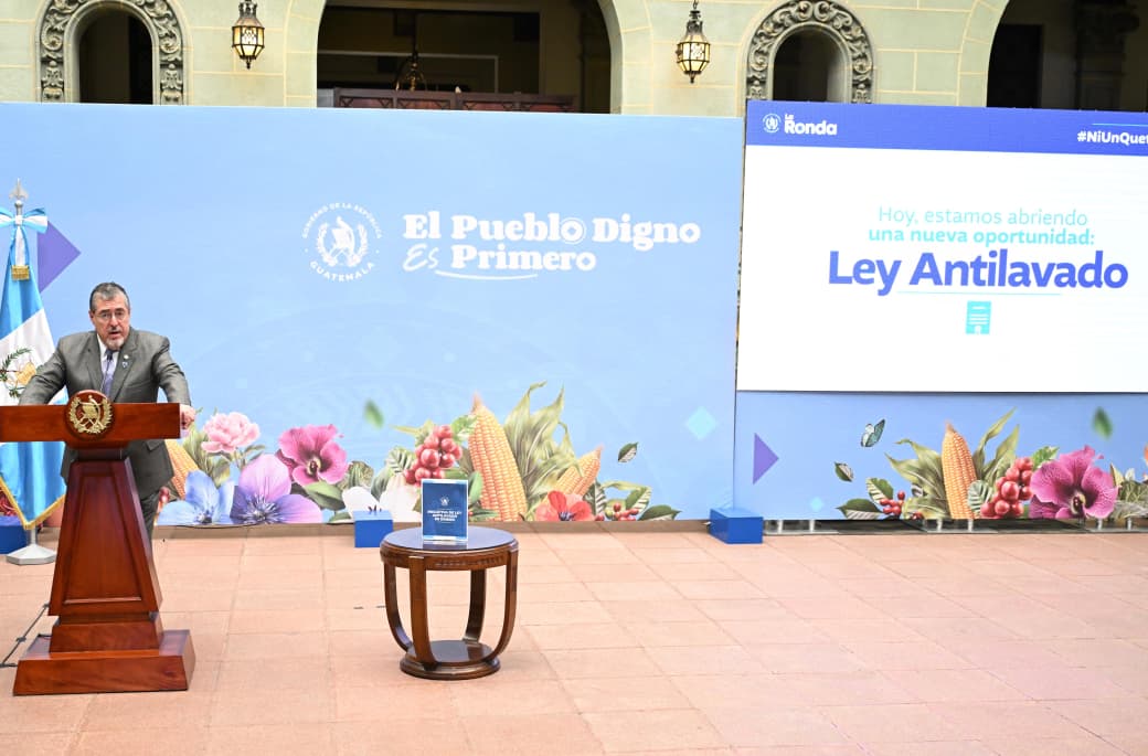 En Guatemala, según la IVE de la <a href="/sib_guatemala/">SIB Guatemala</a>, se lavan Q62 millones diarios. Ese dinero sucio corrompe nuestras instituciones, fortalece al crimen organizado y le roba futuro al país.

Urge una ley antilavado sólida y efectiva. Sin combatir el dinero ilícito, la lucha contra