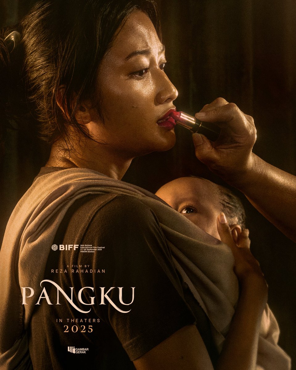 filmpangku's tweet photo. TEASER POSTER FILM PANGKU

Ada beberapa situasi dalam hidup yang sering hadir tanpa menyisakan pilihan selain bertahan, perjalanan Sartika (@clarestaufan) adalah salah satunya. Akankah Sartika menemukan kebahagiaan yang selama ini ia impikan?

#TeaserPoster #FilmPangku https://t.co/3lYR5J5vTu