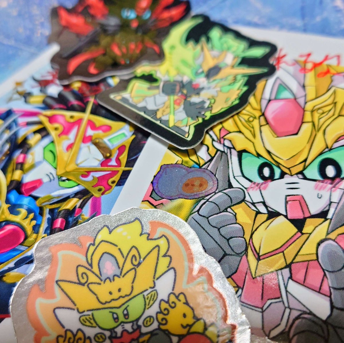 フレークシールとチェキ風カードが届きました❗️
今日は一部をチラ見せです🫣
イラストもキラキラもいい感じになっております！当日をお楽しみに〜！