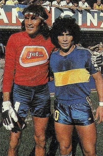 Hoy cumplen años 2 arquerazos:
🎂 53 años 🇦🇷ROBERTO Pato ABBONDANZIERI (19/08/1972).
345 partidos - 14 títulos
🎂 A 81 años del nacimiento de 🇦🇷HUGO GATTI (19/08/1944)
417 partidos - 6 títulos.
 #CumpleMarto