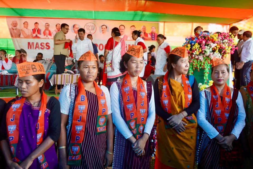 riteshenghi's tweet photo. हावराघाट परिॺदीय क्षेत्र के रंग्पि गांव में आयोजित भाजपा की विशाल जनसभा में APHLC से आए नए सदस्यों को भाजपा में शामिल किया गया ৷ इस मौके का मैं भी साक्षी रहा ৷ कार्यक्रम के मुख्य अतिथि तथा काक प्रमुख Dr. Tuliram Ronghang की उपस्थिति में  नवागंतुकों का स्वागत किया गया ৷
@Tuliram https://t.co/UaycV1u7Z7