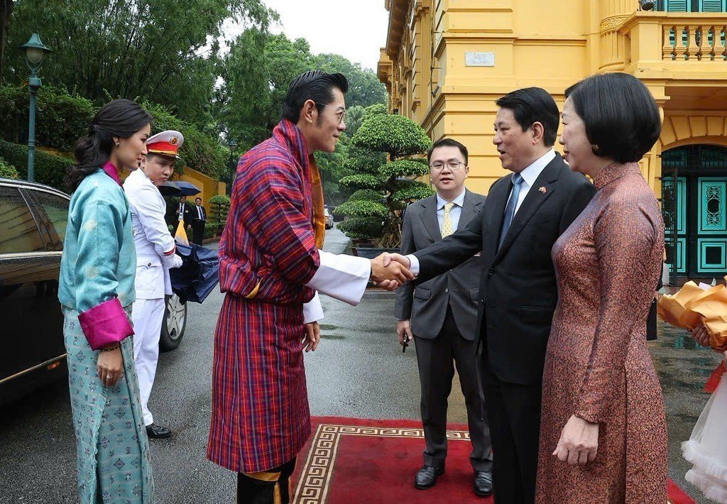 🇻🇳🇧🇹 State President Lương Cường and his spouse this morning presided over the official welcome ceremony for King Jigme Khesar Namgyel Wangchuck of Bhutan and the Queen at the Presidential Palace in Hà Nội on their first State visit to Việt Nam.
📸VNA/VNS Photos