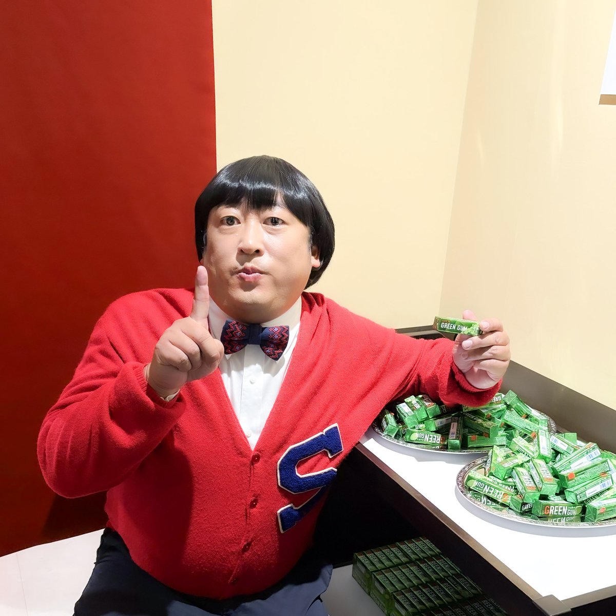 ＼クリエイティブプチ情報！／
ジョルナン・ラマ、杉尾モナハ美也子、ペリー・キー、橋的勝二、国松ちえり、フェアリー・キーが出演するディナーショー。「栗の間」のロッテ「グリーンガム」はお一人様一個お持ち帰り可！胸やけ解消にどうぞ！！※数量限定
#クリエイターズ・ファイル胸やけ大博覧会