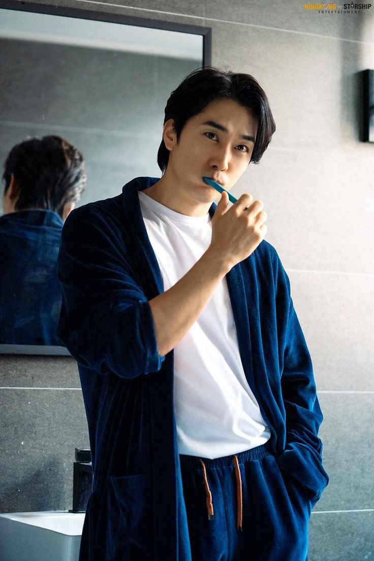 m_khiel's tweet photo. Tapos ko panoorin ung Obsessed at Hidden Face. Ndi ko alam paano pa ko makakamove on syo Seung Heon.  Ung 48 years old kana pero. Haay kaya ko pa ba😭😭
Song Seung-heon https://t.co/sU5KrsQgMq
