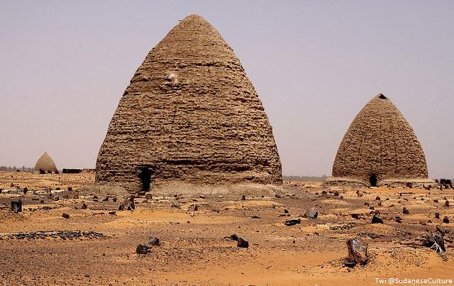 Beehive Tombs in Old Dongola, Northern Sudan.
#SudaneseCulture

مقابر في دنُقلا العجوز، شمال السودان.
#ثقافة_سودانية
