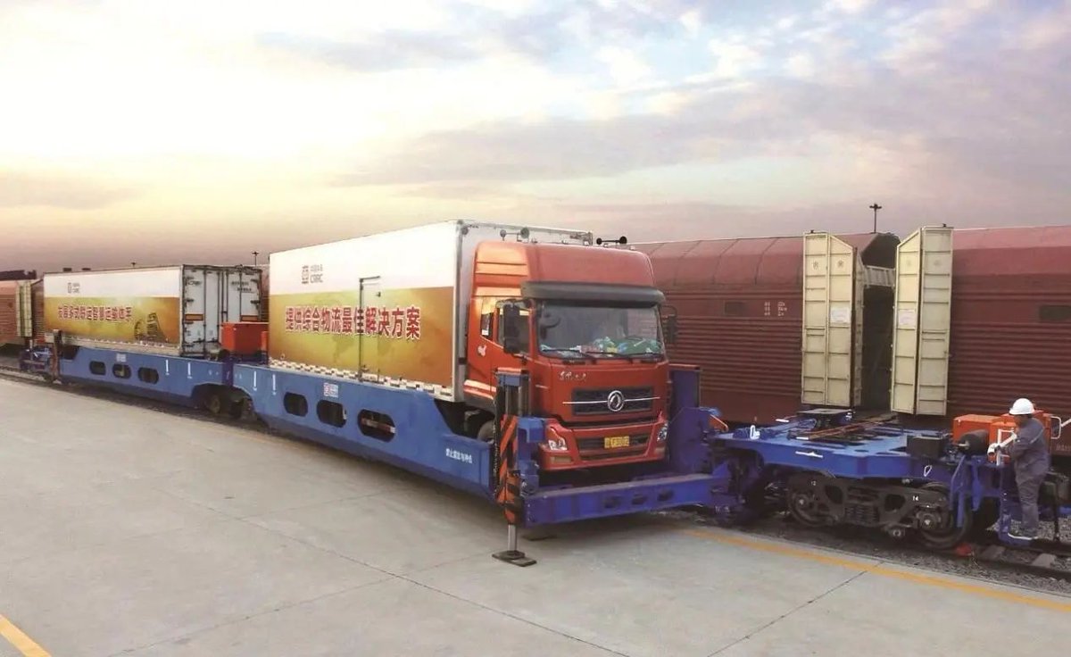 Recently,🚆🚛  China's first piggyback transport trial train for highway tanker trucks successfully operated in Shandong Province. 👏 Piggyback transport is a multimodal logistics mode in which entire road vehicles are loaded onto rail wagons, enabling efficient road–rail