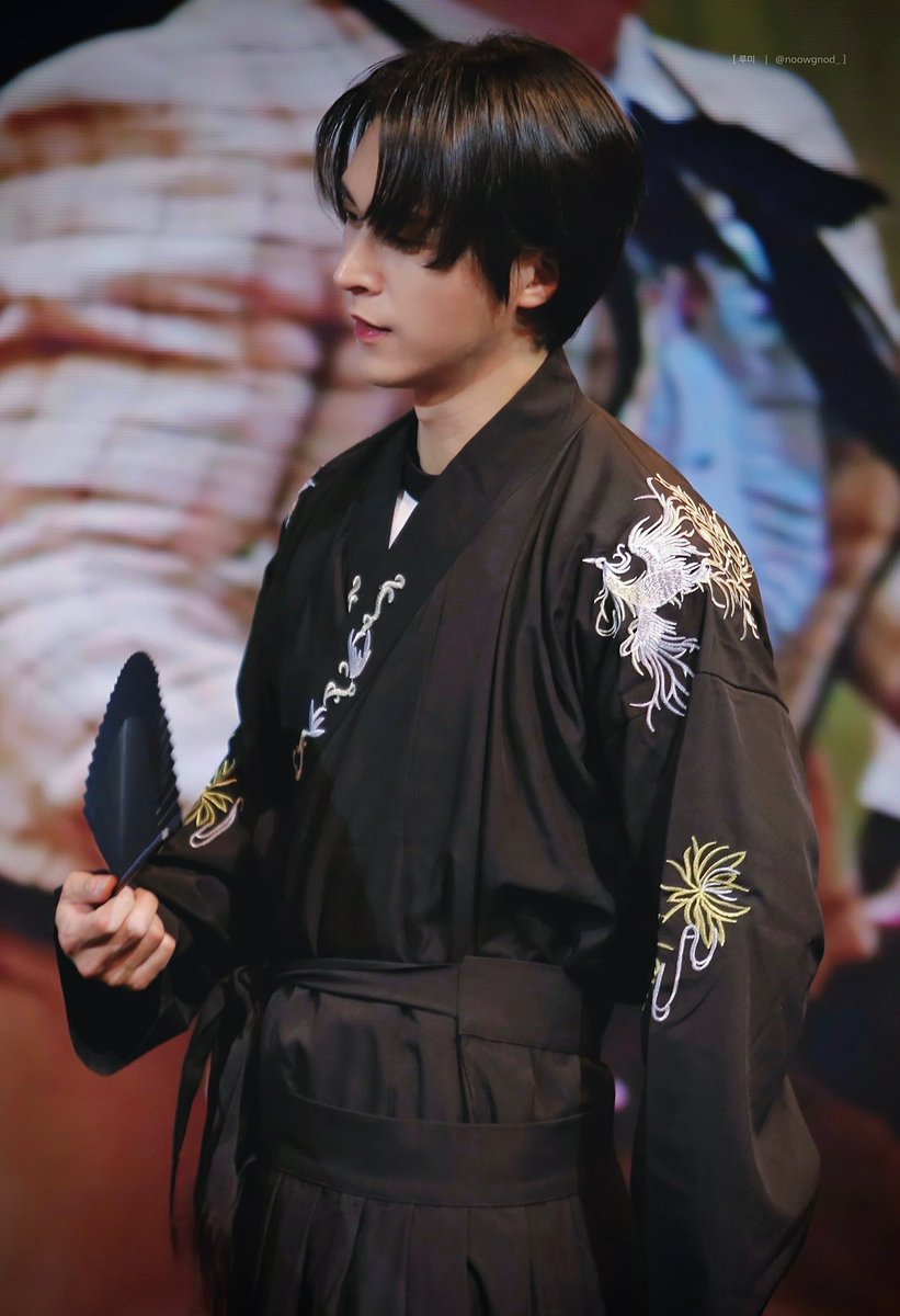 근데 이제 허리춤에 있는 끈 묶을 줄 몰라서 얼레벌레 묶은 허당동니 아니고 ㄹㅇ 갖춰입은 동우치 보는 거잖아 어카지 우카지 우ㅗ카지 우짬