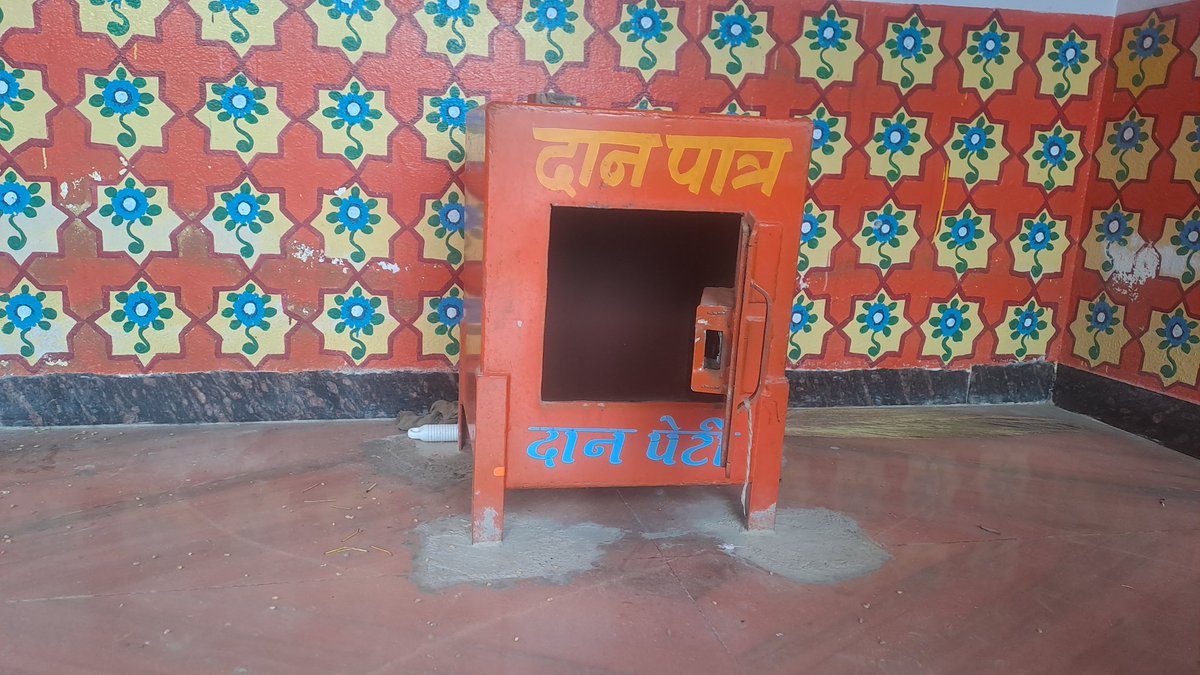 rajkumar_raiwal's tweet photo. बेगूं l नगर के धूलखेड़ा गांव में भगवान देवनारायण मंदिर पर चोरी की वारदात, बीती रात चोरों ने दान पात्र तोड़ कर उड़ाई नकदी, ग्रामीणों ने लगाया करीब 20 हजार की नकदी चोरी का अनुमान, सूचना पर बेगूं पुलिस पहुंची मौके पर l https://t.co/p33zPBXyiO