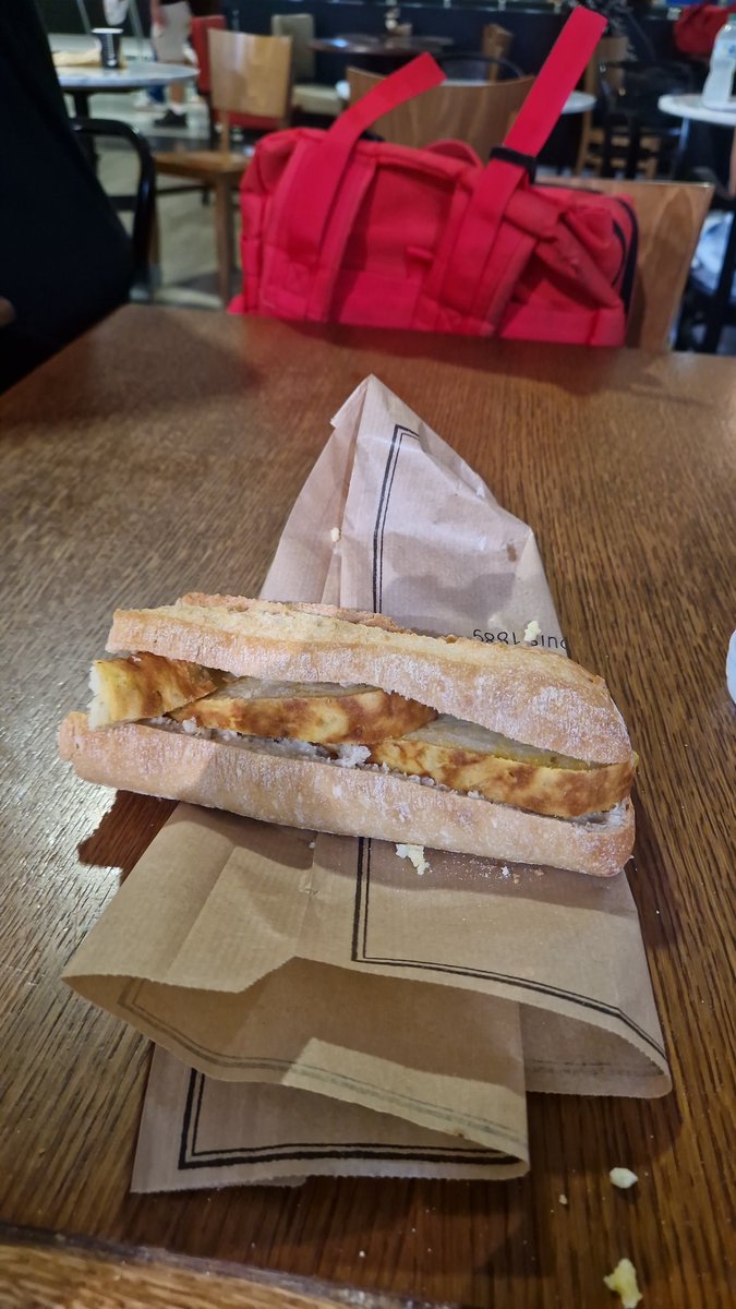 albergoku94's tweet photo. Buenísimos días.
Bocata de tortilla para el PRIMER desayuno de la jornada.
@matanza27
#Gamescom2025 #RoadToColonia ✈️🇩🇪🎮 https://t.co/zlAxc9Aka7