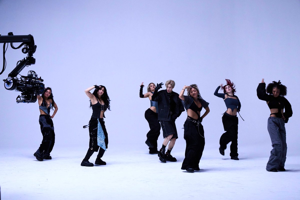 hold still
MV behind-the-scenes PART 2 📸

Have you done the #holdstillchallenge? Show us your moves 🫣

#MarkTuan #holdstill