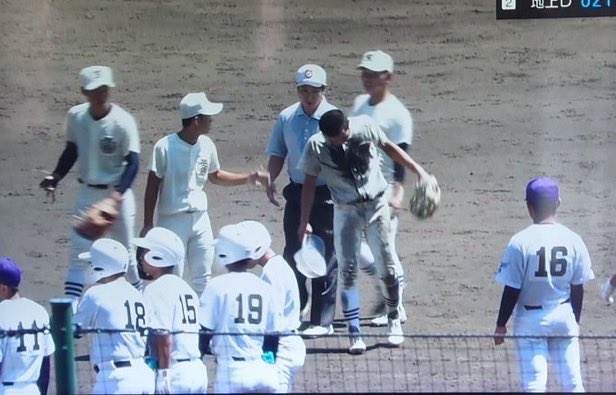 デッドボールを受けた日大三高の松岡くん 懸命に守備につくも最後