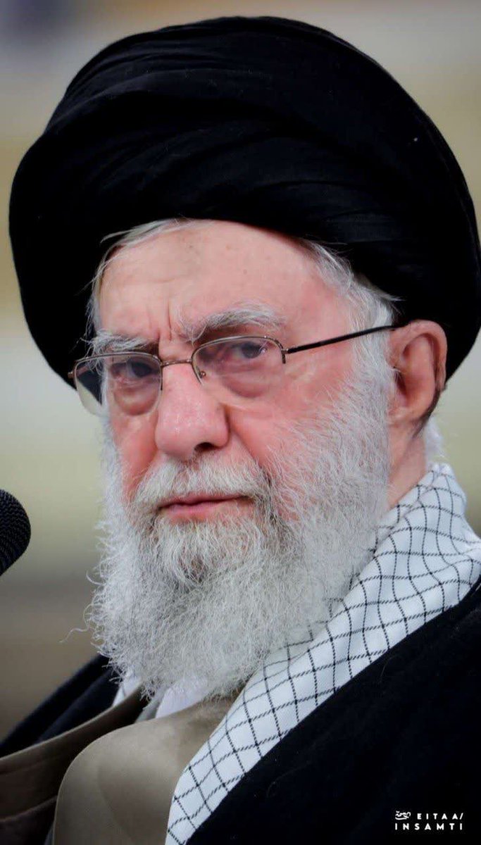 امام خامنه ای :  سراغ این مصرف‌گرایی که غرب مثل خوره به جان جوامع دنیا و از جمله جوامع کشورهای در حال توسعه و کشورهای رو به پیشرفت و از جمله کشور ما انداخته است، نروید. مصرف باید در حدّ لازم باشد، نه در حدّ اسراف . 
#برای_مردم
#پیشرفت_از_صرفه‌جویی
