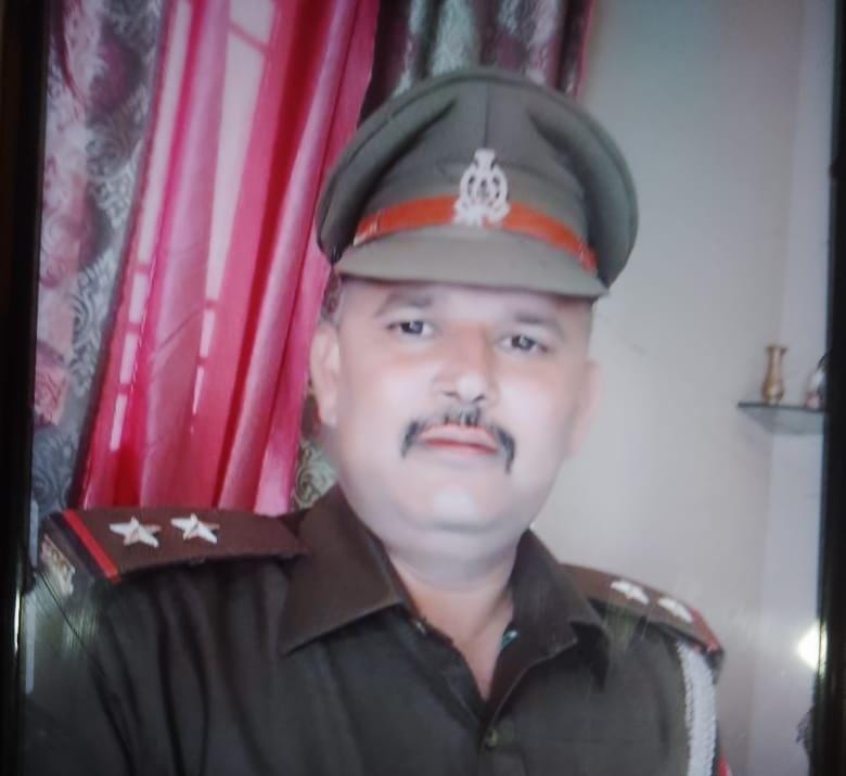 hindipatrakar's tweet image. #मेरठ में विरोधियों को फर्जी केस में फांसने के लिए हमदान ने खुद को गोली मारी. पुलिस से सेटिंग करके केस दर्ज कराया और थानेदार ने 3 बेकसूरों को जेल भेज दिया

4 महीने बाद हुई जांच में थानेदार संजय द्विवेदी के भ्रष्टाचार की पोल खुली. रिपोर्ट में आया कि गोली पास से मारी गयी थी.…